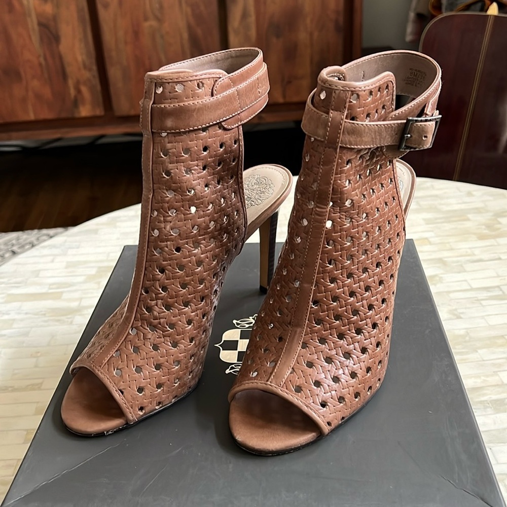 Vince Camuto- Karsten